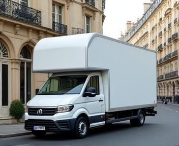 Camion de déménagement devant une résidence parisienne