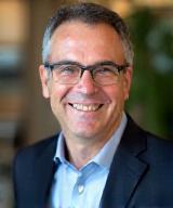Directeur général souriant